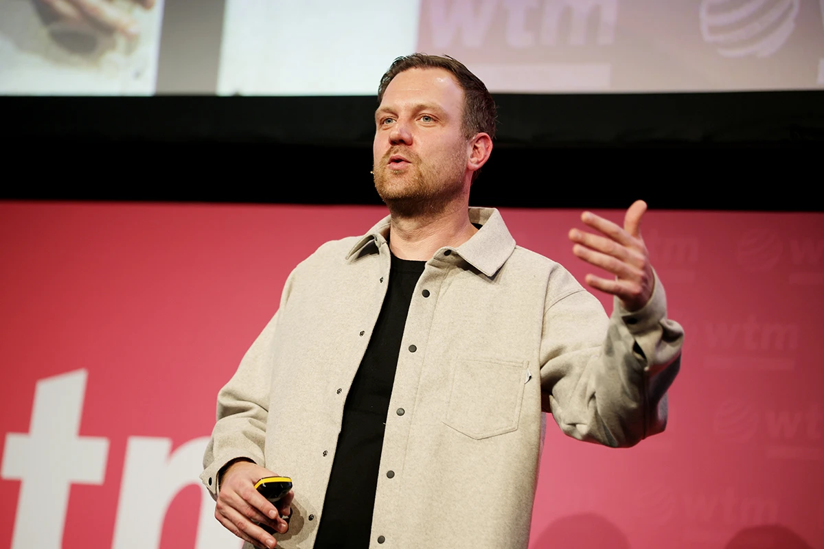 Wiebe Wakker houdt een keynote presentatie op de World Travel Market in Londen.