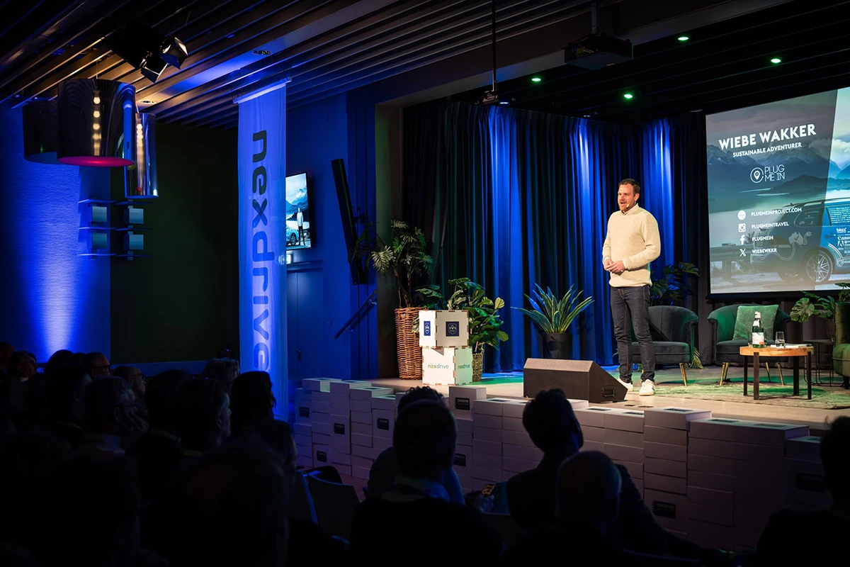 Wiebe Wakker op het podium terwijl hij een keynote-presentatie geeft
