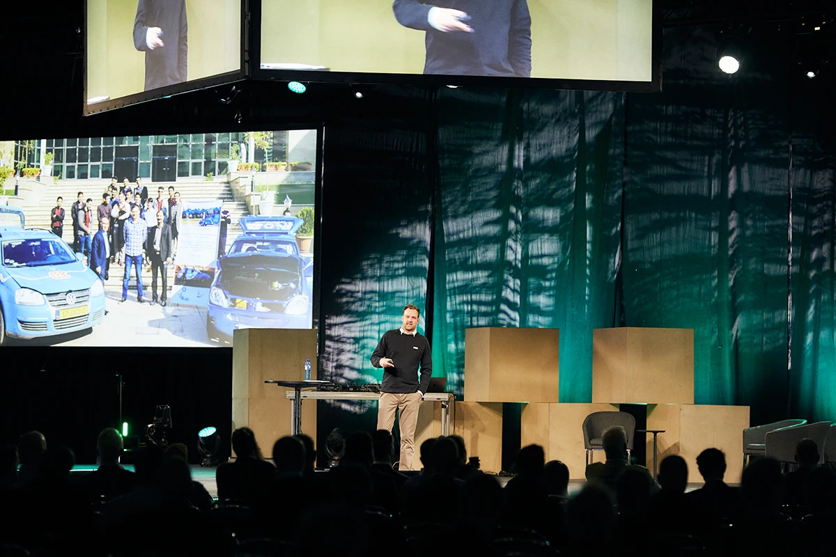 Wiebe Wakker spreekt op het podium tijdens de Nordic EV Summit