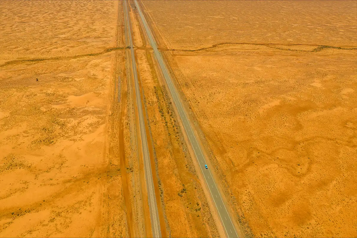 De Blue Bandit, gefilmd vanuit een drone, rijdt door de Australische outback.