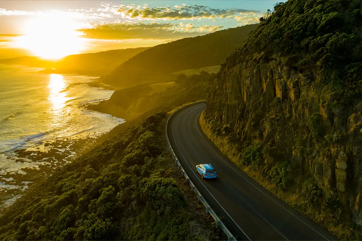 De Blue Bandit rijdt tijdens zonsondergang over de Great Ocean Road in Australie