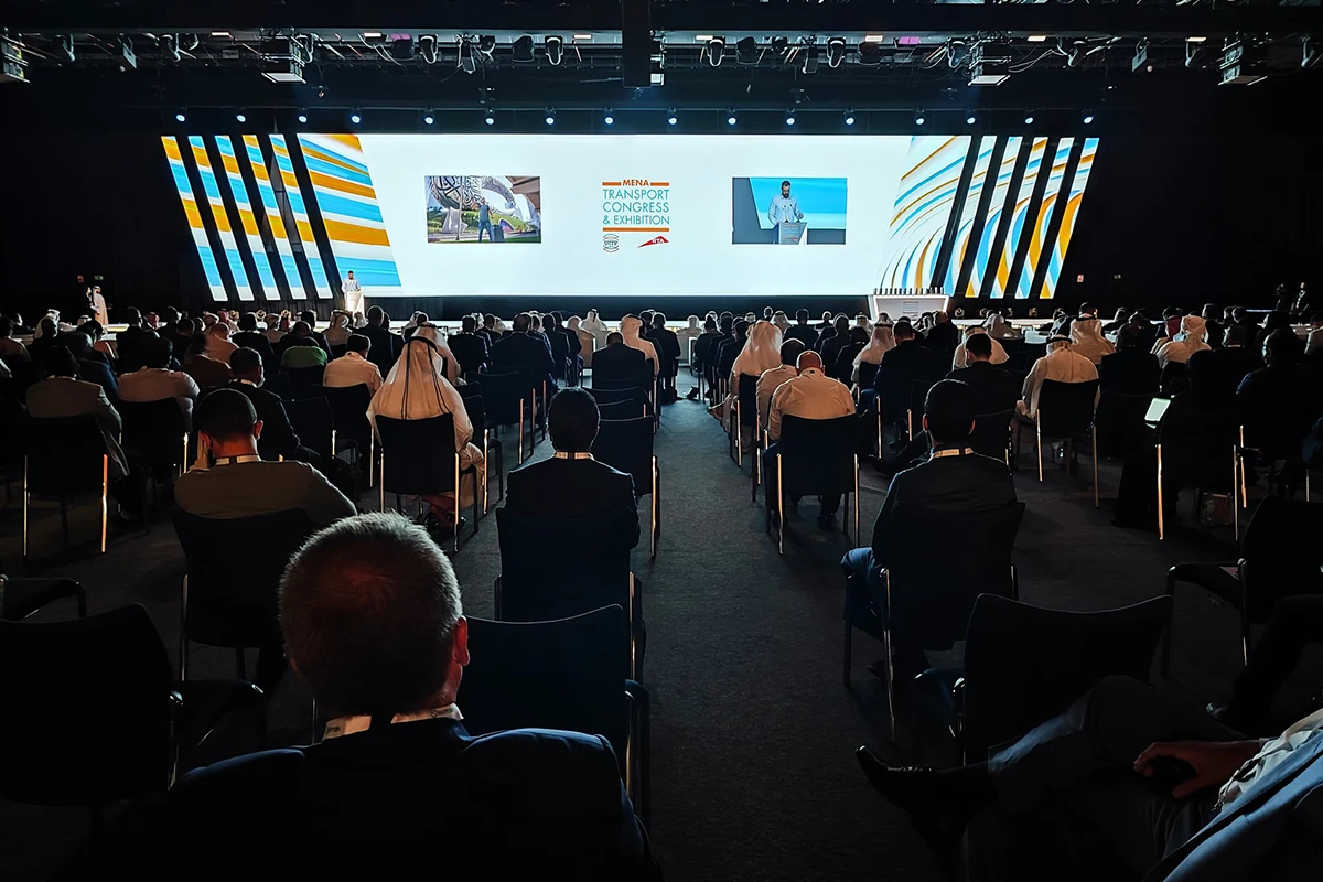 Wiebe Wakker is keynote speaker at the UITP Transport Congress. He is seen standing on a big stage in Dubai.