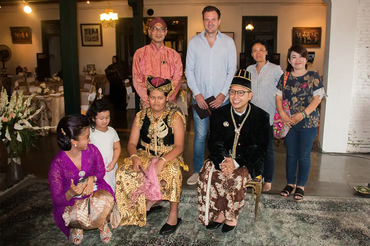 Wiebe Wakker in een kamer tijdens een ceremonie met de koninklijke familie van Yogyakarta.