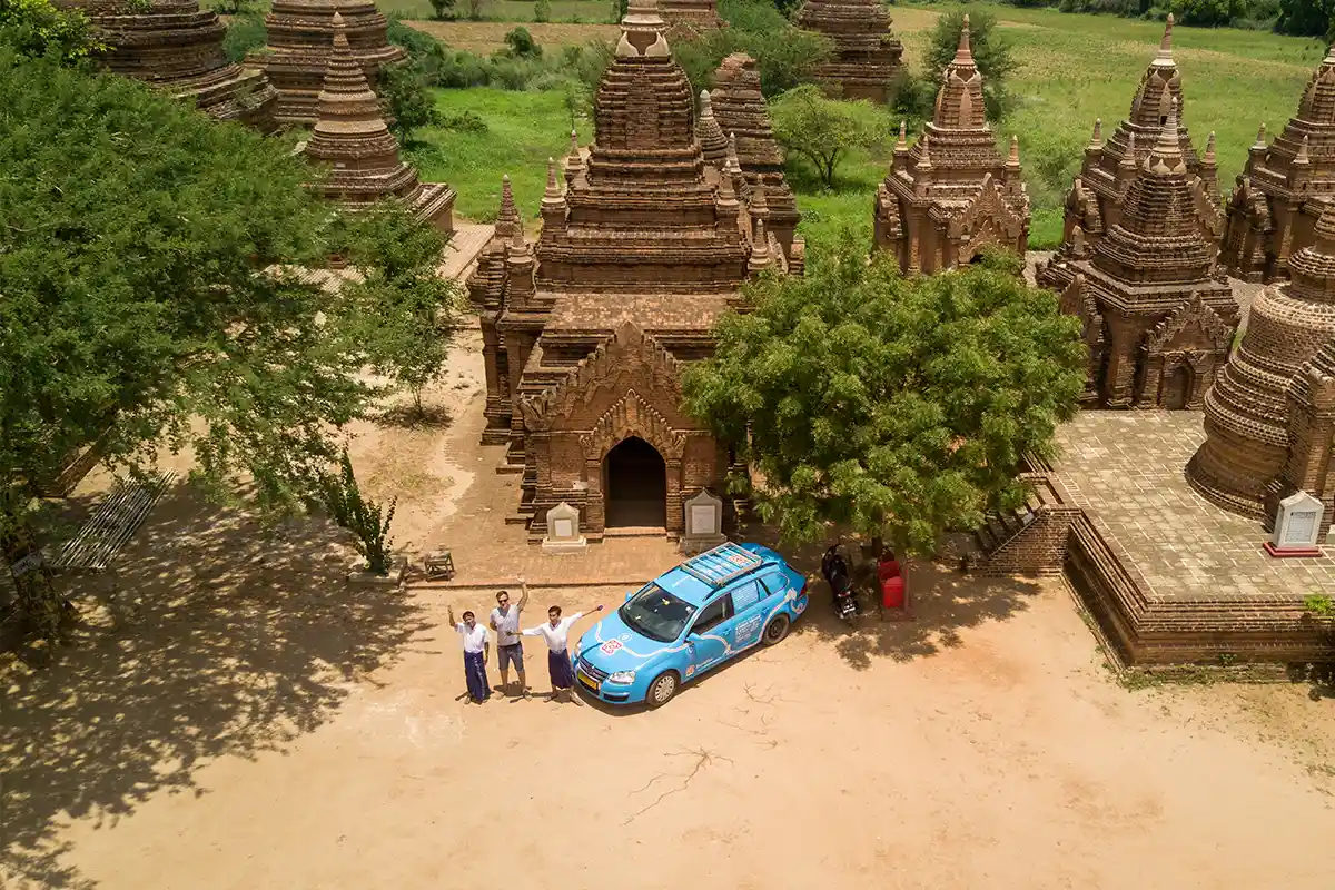 Opname gemaakt met een drone. Wiebe Wakker staat met zijn elektrische auto en zijn gidsen voor de historische tempels in Bagan, Myanmar.zijn elektrische auto en zijn gidsen voor de historische tempels in Bagan, Myanmar.