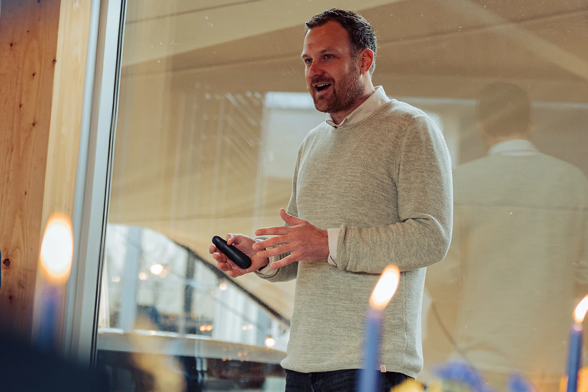 Wiebe Wakker als inspirerende keynote spreker op een evenement.